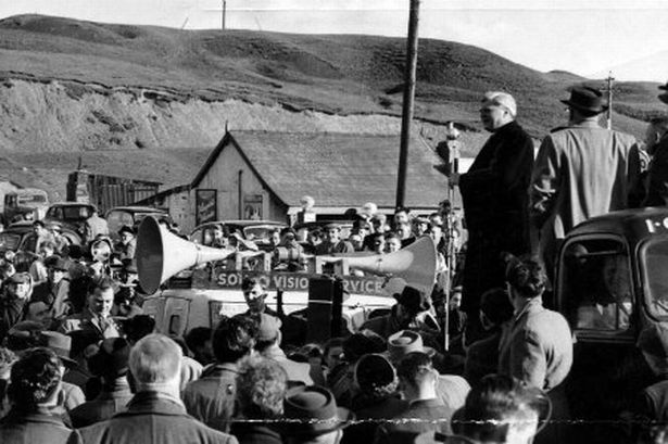 aneurin-bevan-addresses-a-crowd-just-outside-tredegar-in-1960-12732210